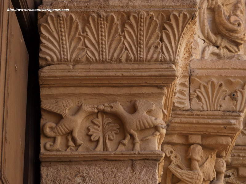 CAPITEL CON DRAGONES